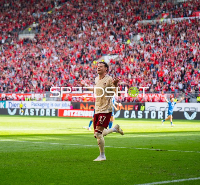 Erencan Yardımcı (#17; 1. FC Kaiserslautern) jubelt vor Publikum