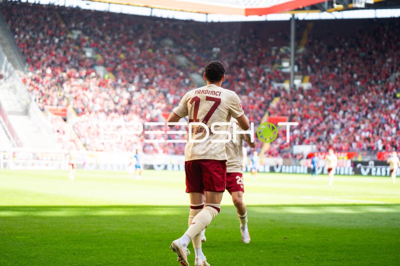 Erencan Yardımcı (#17; 1. FC Kaiserslautern) läuft übers Spielfeld