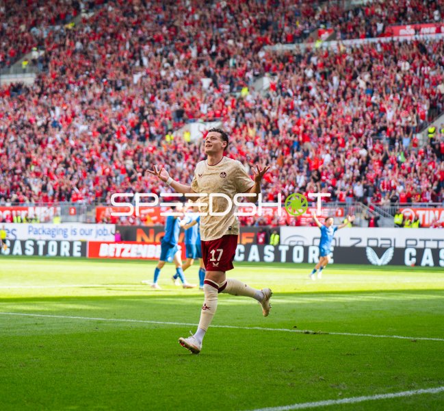 Erencan Yardımcı (#17; 1. FC Kaiserslautern) jubelt vor Kulisse