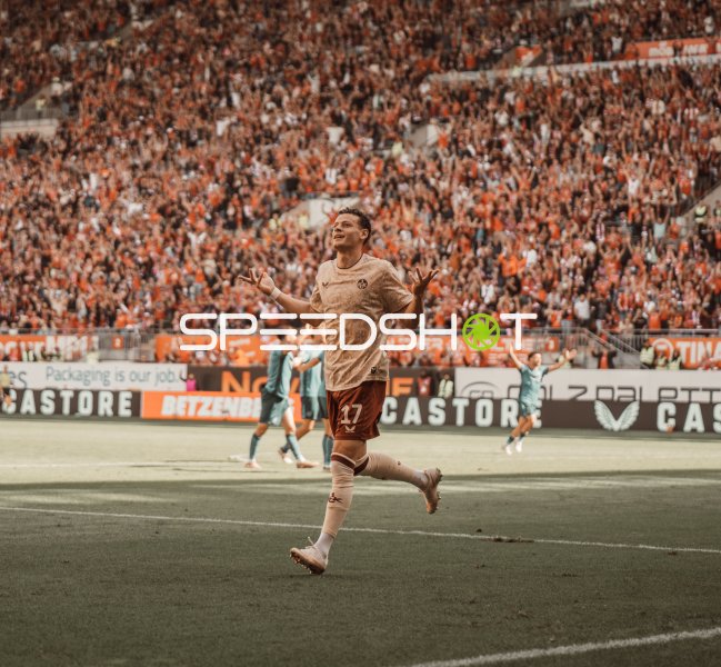Erencan Yardımcı (#17; 1. FC Kaiserslautern) jubelt vor Fans