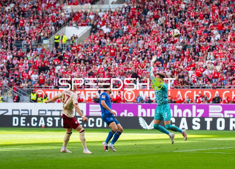 Torwart in Türkis pariert Flanke vor vollbesetztem Fritz-Walter-Stadion