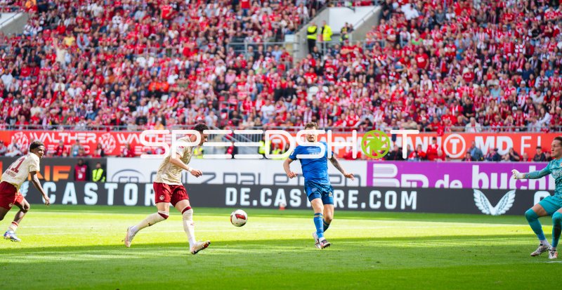 Erencan Yardımcı (#17; 1. FC Kaiserslautern) im Spielaufbau gegen Kevin Ehlers (#21)