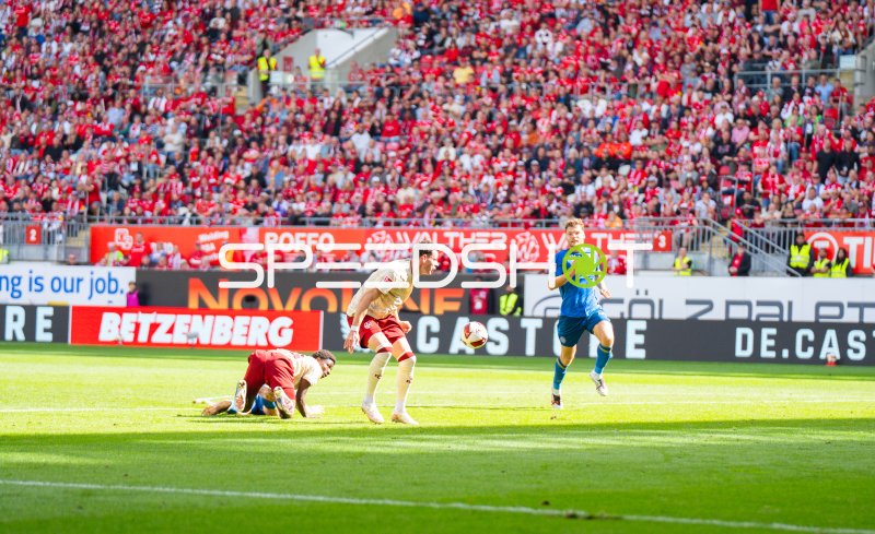 Kevin Ehlers (#21) im Zweikampf am Fritz-Walter-Stadion