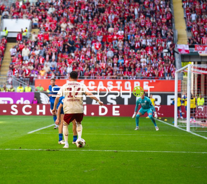 Erencan Yardımcı (#17; 1. FC Kaiserslautern) am Ball im Fritz-Walter-Stadion