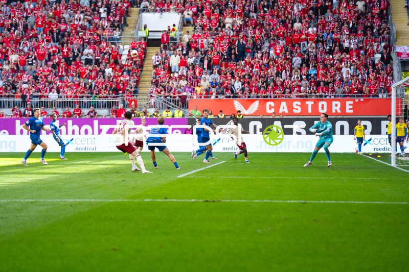 1. FC Kaiserslautern gegen Eintracht Braunschweig im Fritz-Walter-Stadion