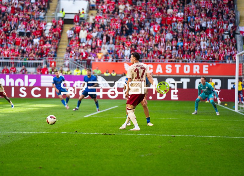 Erencan Yardımcı (#17; 1. FC Kaiserslautern) im Spielaufbau