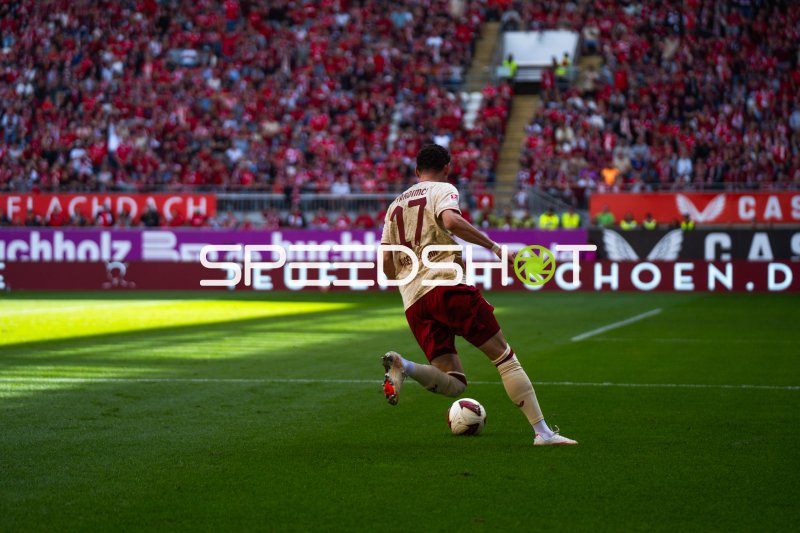 Erencan Yardımcı (#17; 1. FC Kaiserslautern) mit Ball im Fritz Walter Stadion