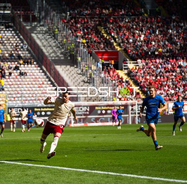 Erencan Yardımcı (#17; 1. FC Kaiserslautern) dribbelt gegen Lukas Frenkert