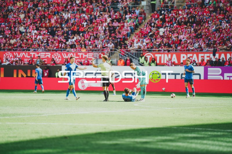 Schiedsrichter verwarnt Spieler von Eintracht Braunschweig im Fritz-Walter-Stadion