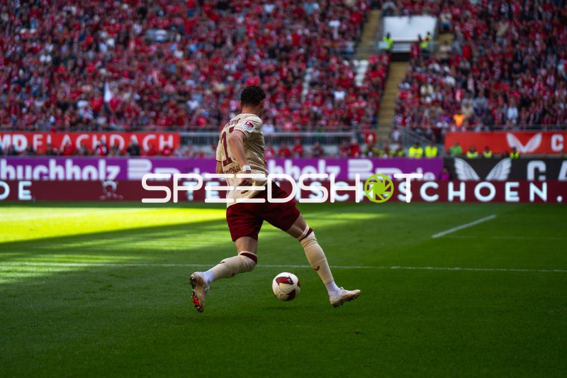 1. FC Kaiserslautern Spieler im Ballkontakt am Fritz-Walter-Stadion