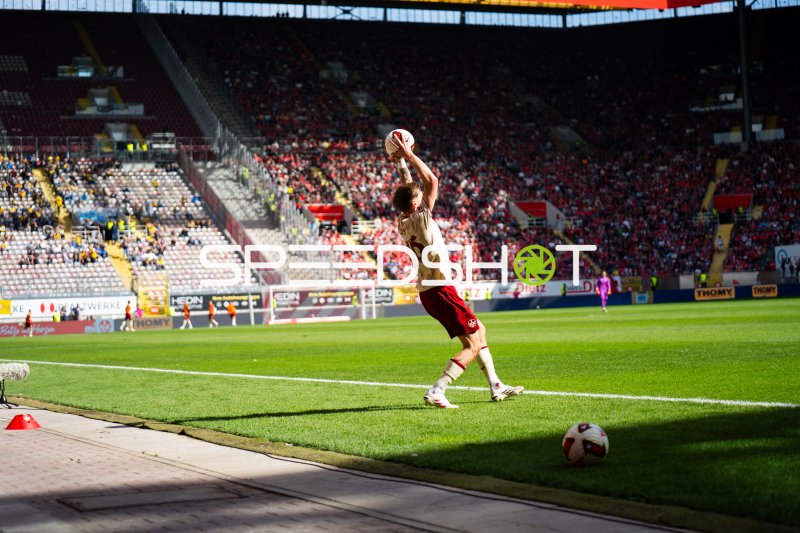 1. FC Kaiserslautern Spieler bei Einwurf im Fritz Walter Stadion