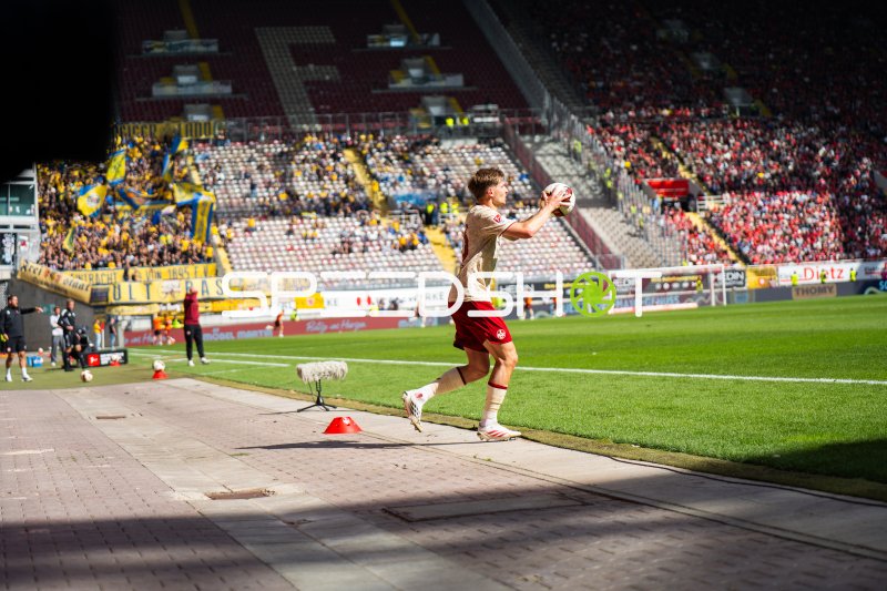 Spieler des 1. FC Kaiserslautern bei Einwurftraining im Fritz Walter Stadion