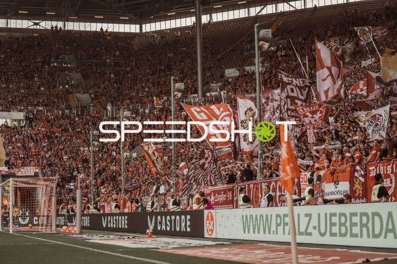 Fankulisse im Fritz-Walter-Stadion Kaiserslautern