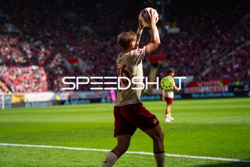 1. FC Kaiserslautern Spieler bei Einwurf im Fritz Walter Stadion