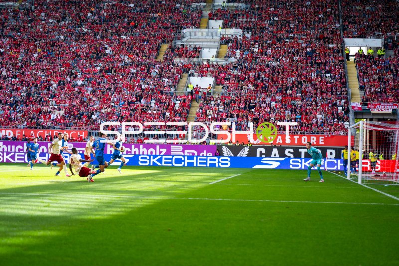 1. FC Kaiserslautern gegen Eintracht Braunschweig im Fritz-Walter-Stadion