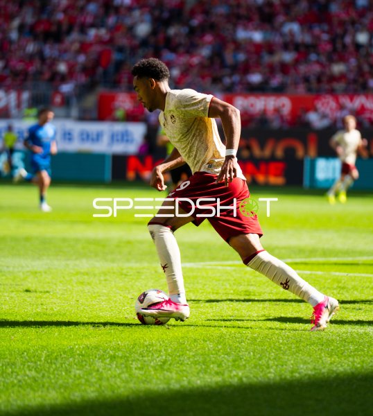 1. FC Kaiserslautern Spieler dribbelt mit Ball im Fritz Walter Stadion