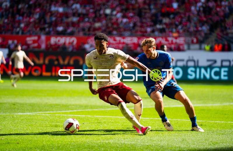 Thierry Tazemeta (#39; 1. FC Kaiserslautern) im Zweikampf