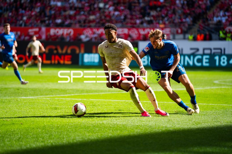 Thierry Tazemeta (#39; 1. FC Kaiserslautern) im Dribbling gegen Lukas Frenkert