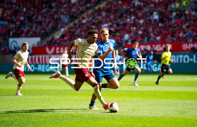 Lukas Frenkert (#29) im Zweikampf gegen Kaiserslautern-Abwehr