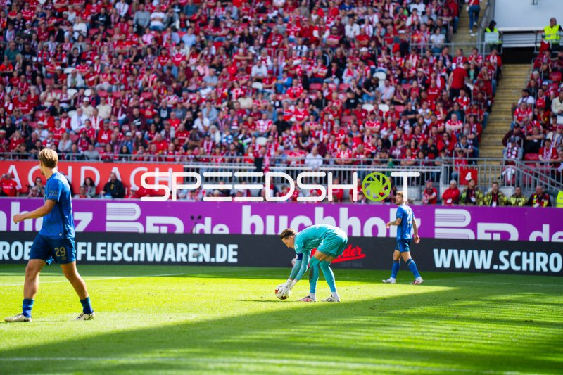 Torwart in Türkis-Blau bei Ballaufnahme im Fritz-Walter-Stadion