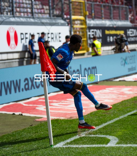 Spieler von Eintracht Braunschweig bei Eckstoßausführung im Fritz Walter Stadion