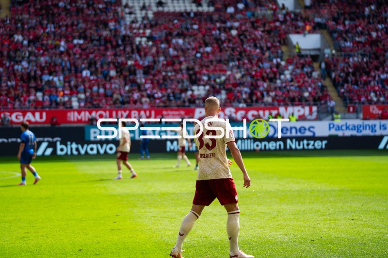 Jan Elvedi (#33; 1. FC Kaiserslautern) im Spielaufbau am Fritz-Walter-Stadion