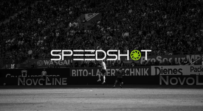 Spieler des 1. FC Kaiserslautern bei Luftball-Aktion im Fritz Walter Stadion