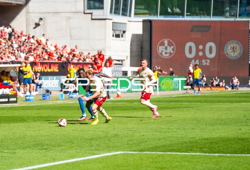 Marlon Ritter (#7; 1. FC Kaiserslautern) gegen Aaron Opoku (#17; Eintracht Braunschweig)