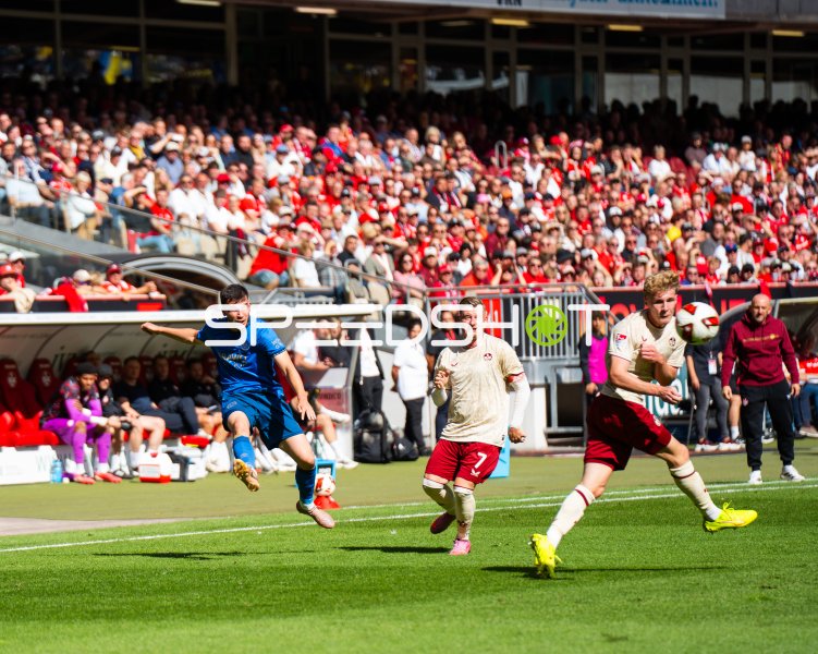 Marlon Ritter (#7; 1. FC Kaiserslautern) im Spielaufbau gegen Mehmet Aydin
