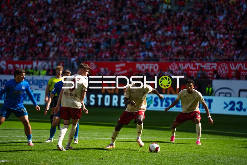Thierry Tazemeta (#39; 1. FC Kaiserslautern) im Spielaufbau gegen Eintracht Braunschweig