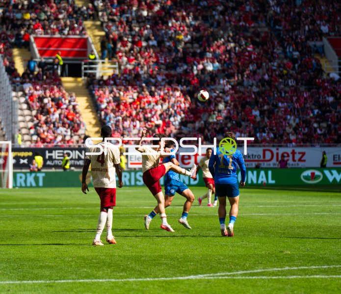 Spielaktion im Fritz Walter Stadion: Kopfballduell zwischen Kaiserslautern und Braunschweig
