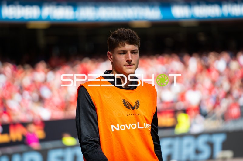 Miloš Luković im Aufwärm-Dress des 1. FC Kaiserslautern