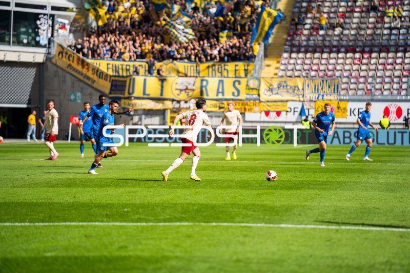 Aaron Opoku (#17; Eintracht Braunschweig) im Spielaufbau gegen 1. FC Kaiserslautern