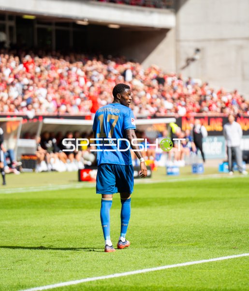 Spieler von Eintracht Braunschweig (#17) im Fritz Walter Stadion