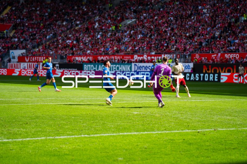 Spielaktion im Fritz-Walter-Stadion zwischen Kaiserslautern und Braunschweig