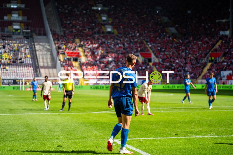Jan Urbich (#27; 1. FC Nürnberg) im Spielaufbau am Fritz-Walter-Stadion