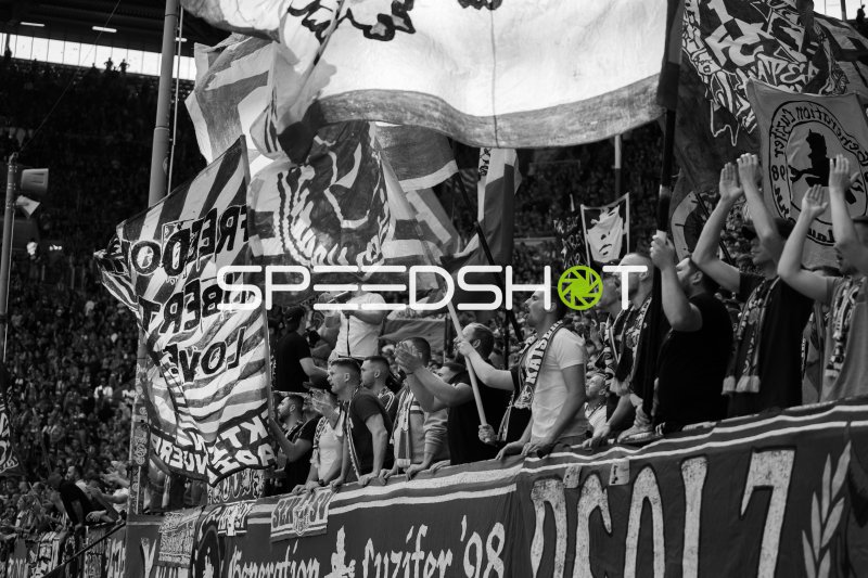 Kaiserslautern-Fans mit Fahnen und Bannern im Fritz Walter Stadion
