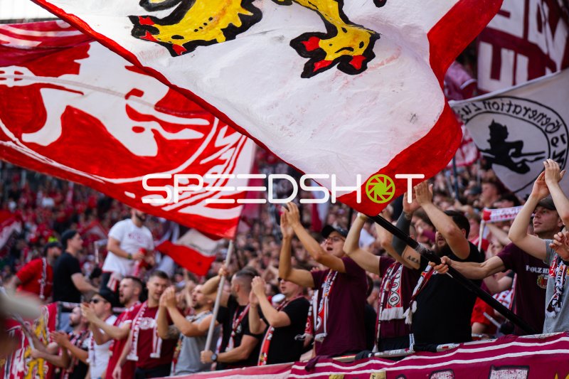 Kaiserslautern-Fans mit Flaggen und Choreografie im Fritz-Walter-Stadion