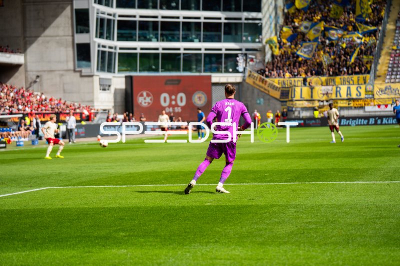 Julian Krahl (#1; 1. FC Kaiserslautern) im Spielaufbau am Fritz-Walter-Stadion