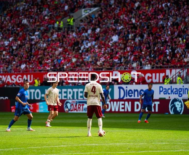 Maxwell Gyamfi (#4; 1. FC Kaiserslautern) im Spielaufbau am Fritz-Walter-Stadion