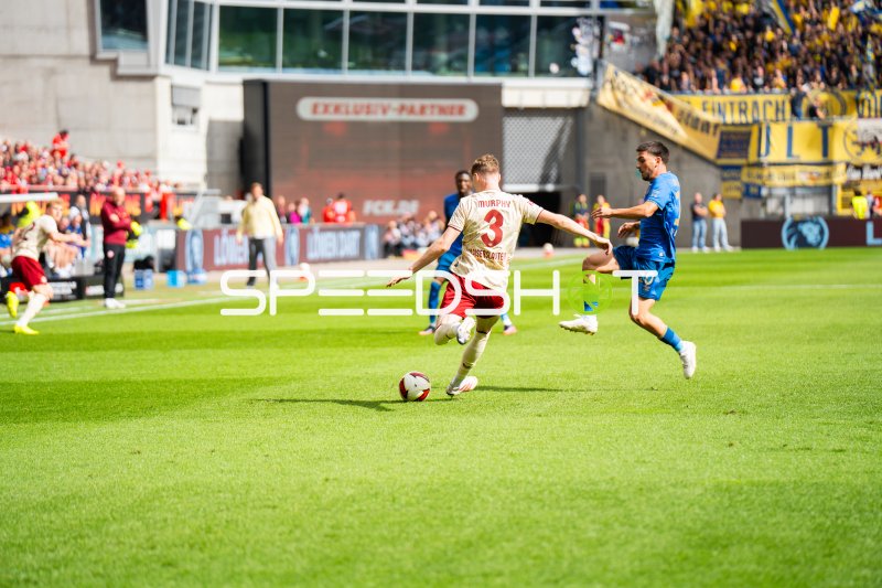 Alex Murphy (#3; 1. FC Kaiserslautern) im Zweikampf gegen Samuele Di Benedetto