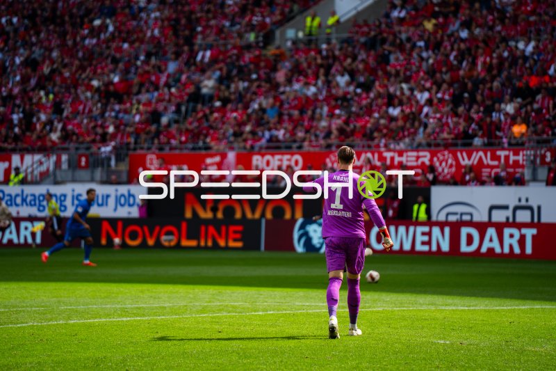Julian Krahl (#1; 1. FC Kaiserslautern) im Spielaufbau