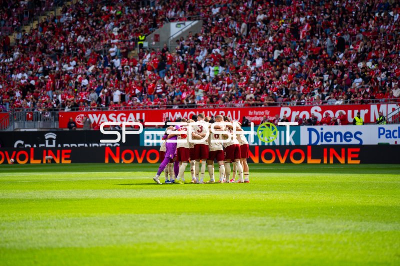 1. FC Kaiserslautern Mannschaftskreis vor Spielbeginn im Fritz Walter Stadion