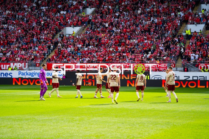 1. FC Kaiserslautern vor vollbesetztem Fritz-Walter-Stadion
