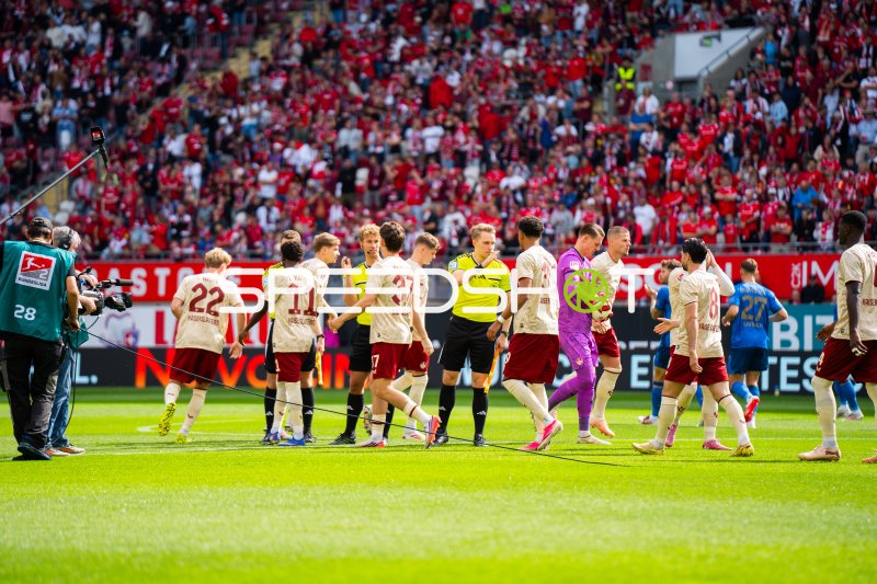 Jan Elvedi (#33; 1. FC Kaiserslautern) im Spielertunnel