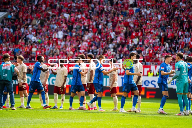 1. FC Kaiserslautern und Eintracht Braunschweig vor Zuschauern im Fritz Walter Stadion