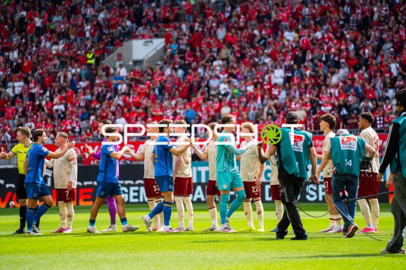 Marlon Ritter (#7; 1. FC Kaiserslautern) und Mannschaften beim Handshake im Fritz-Walter-Stadion