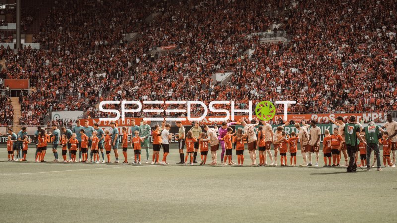 1. FC Kaiserslautern Mannschaftsaufstellung vor Heimspiel im Fritz Walter Stadion
