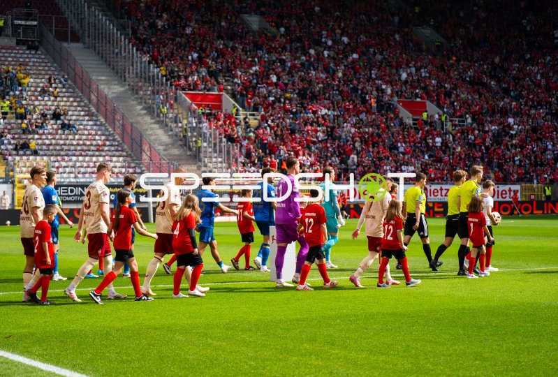 Mannschaften beim Einlaufen im Fritz-Walter-Stadion Kaiserslautern