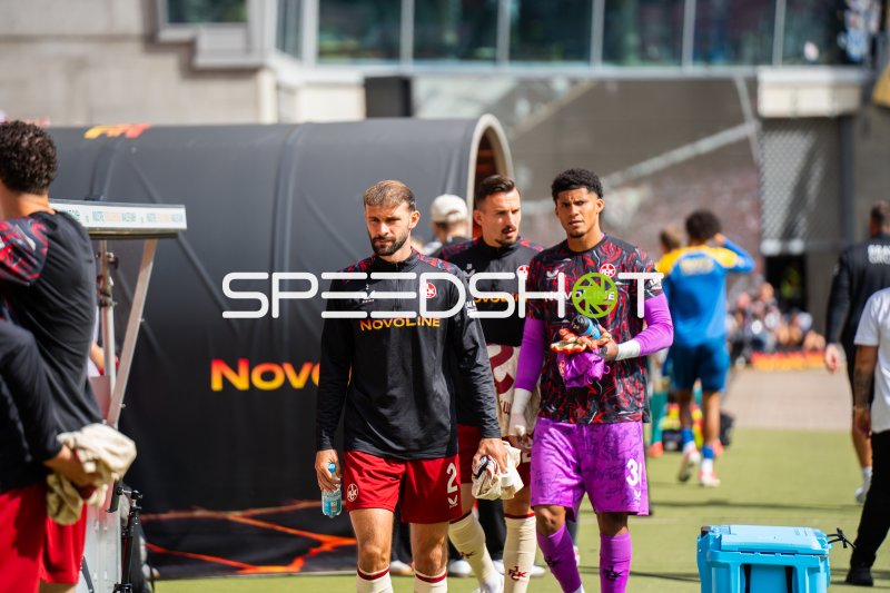 Yannick Onohiol, Mergim Berisha und Simon Asta beim Einlaufen im Fritz Walter Stadion
